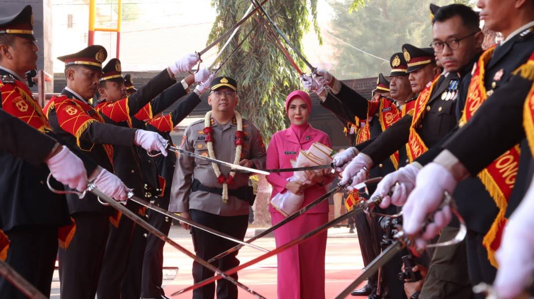 Kapolres Lamongan AKBP Adityawarman Gautama, Ph.D. beserta istri disambut dengan pesta pedang pora sebagai pejabat baru, Kamis(30/7/2026) Foto : Humas Polres Lamongan for Global Insight)