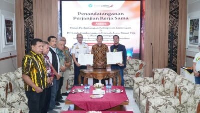 Caption : Dinas Perhubungan (Dishub) Kabupaten Lamongan Dianto Hari Wibowo menunjukkan perjanjian kerja sama dengan Pemimpin Cabang Bank Jatim Bindan Seno Aji, Jumat (31/7/2026) 
(Foto : Prokopim Lamongan for GlobalInsight)