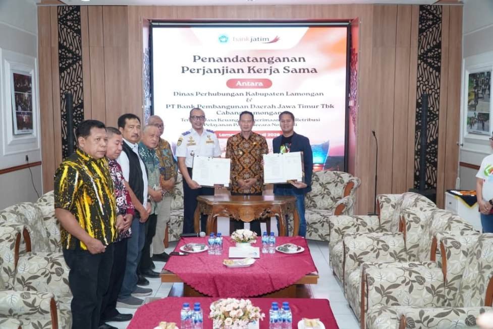 Caption : Dinas Perhubungan (Dishub) Kabupaten Lamongan Dianto Hari Wibowo menunjukkan perjanjian kerja sama dengan Pemimpin Cabang Bank Jatim Bindan Seno Aji, Jumat (31/7/2026) 
(Foto : Prokopim Lamongan for GlobalInsight)