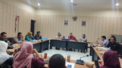 Caption : Ketua Komisi C DPRD Lamongan Mahfud Shodiq memimpin rapat koordinasi bersama organisasi perangkat daerah, pemerintah kecamatan, pemerintah desa, unsur forkopimcam, serta instansi terkait guna pengawasan terhadap dugaan pencemaran lingkungan di Kecamatan Brondong, Jumat (31/7/2026) 
(Foto: Agung FH)