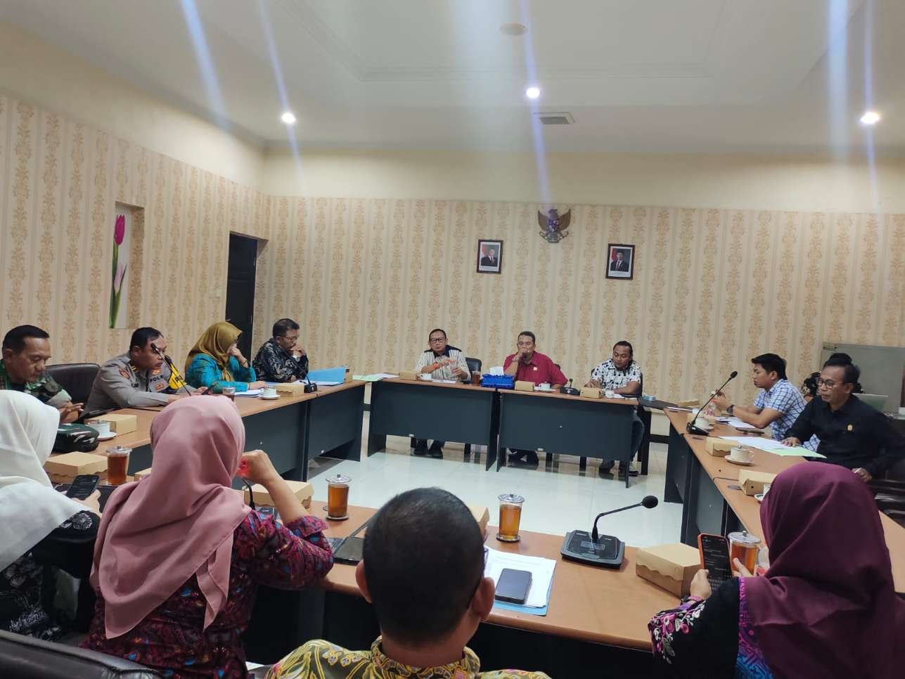 Caption : Ketua Komisi C DPRD Lamongan Mahfud Shodiq memimpin rapat koordinasi bersama organisasi perangkat daerah, pemerintah kecamatan, pemerintah desa, unsur forkopimcam, serta instansi terkait guna pengawasan terhadap dugaan pencemaran lingkungan di Kecamatan Brondong, Jumat (31/7/2026) 
(Foto: Agung FH)