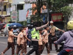 Polres Lamongan Hadirkan Srikandi Care, Polwan Layani Jamaah Sholat Jumat