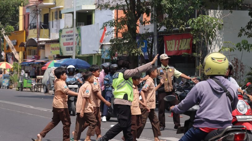 Caption : Personel Polisi Wanita (Polwan) diterjunkan ke sejumlah Masjid untuk membantu pengaturan lalu lintas, Jumat (7/8/2026) 
Foto : Redaksi Global Insight