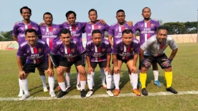 Caption: Tim sepak bola PKDI Kabupaten Lamongan berfoto bersama sebelum menghadapi PKDI Kabupaten Bojonegoro pada laga perdana Grup I PKDI Cup II 2026 di Stadion Letjend H. Soedirman, Bojonegoro, Jumat (7/8/2026). Lamongan menang 2-0 melalui gol Edianto dan Anang Faudi.