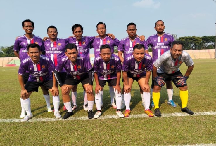 Caption: Tim sepak bola PKDI Kabupaten Lamongan berfoto bersama sebelum menghadapi PKDI Kabupaten Bojonegoro pada laga perdana Grup I PKDI Cup II 2026 di Stadion Letjend H. Soedirman, Bojonegoro, Jumat (7/8/2026). Lamongan menang 2-0 melalui gol Edianto dan Anang Faudi.