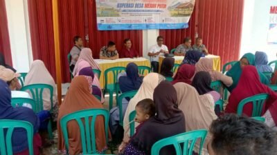 Caption: Puluhan warga mengikuti kegiatan “Rakyat Bicara, Pemerintah Perbaiki” yang digelar Komunitas Bisa Bicara (Kobra) 3 di halaman Koperasi Desa/Kelurahan Merah Putih (KDMP) Desa Deket Kulon, Kecamatan Deket, Lamongan, Minggu (9/8/2026). Warga menyampaikan aspirasi agar koperasi dikelola transparan dan memberikan manfaat nyata bagi masyarakat (Foto: Redaksi)
