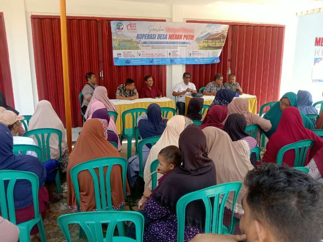 Caption: Puluhan warga mengikuti kegiatan “Rakyat Bicara, Pemerintah Perbaiki” yang digelar Komunitas Bisa Bicara (Kobra) 3 di halaman Koperasi Desa/Kelurahan Merah Putih (KDMP) Desa Deket Kulon, Kecamatan Deket, Lamongan, Minggu (9/8/2026). Warga menyampaikan aspirasi agar koperasi dikelola transparan dan memberikan manfaat nyata bagi masyarakat (Foto: Redaksi)