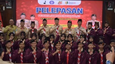Wakil Bupati Lamongan Dirham Akbar Aksara bersama kontingen Pramuka Lamongan saat pelepasan peserta Jambore Nasional XII di Pendopo Lokatantra, Selasa (11/8/2026). Sebanyak 38 Pramuka, termasuk enam pembina, diberangkatkan menuju Buperta Cibubur, Jakarta Timur. Selasa (11/8/2026) (Foto: Redaksi)