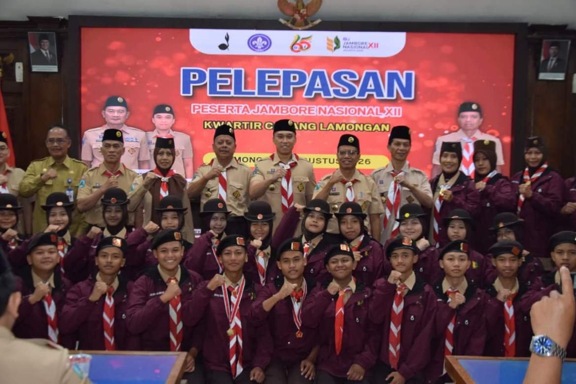 Wakil Bupati Lamongan Dirham Akbar Aksara bersama kontingen Pramuka Lamongan saat pelepasan peserta Jambore Nasional XII di Pendopo Lokatantra, Selasa (11/8/2026). Sebanyak 38 Pramuka, termasuk enam pembina, diberangkatkan menuju Buperta Cibubur, Jakarta Timur. Selasa (11/8/2026) (Foto: Redaksi)