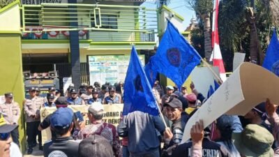 Ratusan warga mendatangi Balai Desa Brengkok, Kecamatan Brondong, Lamongan, Rabu (12/8/2026), untuk mempersoalkan dugaan pungutan tambahan dalam pelaksanaan PTSL
(Foto : Redaksi)