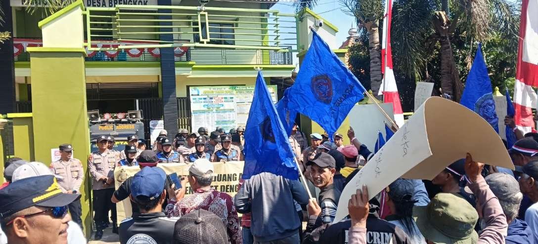 Ratusan warga mendatangi Balai Desa Brengkok, Kecamatan Brondong, Lamongan, Rabu (12/8/2026), untuk mempersoalkan dugaan pungutan tambahan dalam pelaksanaan PTSL
(Foto : Redaksi)