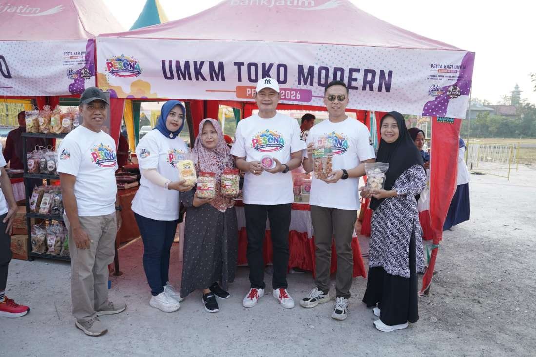 PESONA Lamongan 2026 resmi dibuka di Kawasan Gajah Mada. Diikuti UMKM dari 27 kecamatan, kegiatan ini menjadi ruang promosi produk lokal sekaligus mendorong pelaku UMKM meningkatkan kualitas dan daya saing, Minggu (16/8/2026) 
(Foto : Redaksi)
