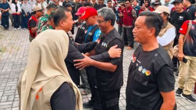 Pemprov NTB mengirim 79 personel, 30 armada, serta bantuan logistik untuk membantu masyarakat terdampak gempa magnitudo 7,4 di NTT. Berbekal pengalaman menghadapi Gempa Lombok 2018, NTB bergerak cepat menunjukkan bahwa saudara di NTT tidak sendiri menghadapi masa sulit. Foto: Pelepasan tim kemanusiaan dan bantuan darurat oleh Gubernur NTB Lalu Muhammad Iqbal bersama Forkopimda NTB di Mataram, Minggu (16/8/2026). (Foto : Redaksi)