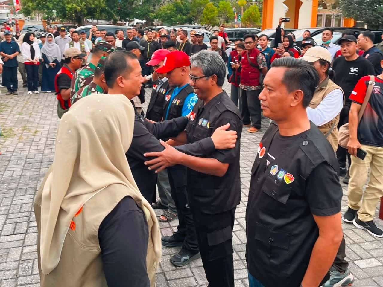 Pemprov NTB mengirim 79 personel, 30 armada, serta bantuan logistik untuk membantu masyarakat terdampak gempa magnitudo 7,4 di NTT. Berbekal pengalaman menghadapi Gempa Lombok 2018, NTB bergerak cepat menunjukkan bahwa saudara di NTT tidak sendiri menghadapi masa sulit. Foto: Pelepasan tim kemanusiaan dan bantuan darurat oleh Gubernur NTB Lalu Muhammad Iqbal bersama Forkopimda NTB di Mataram, Minggu (16/8/2026). (Foto : Redaksi)