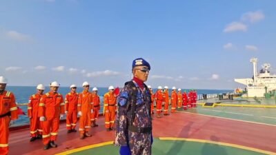 Satpolairud Polres Lamongan bersama Crew Pertamina EP dan ABK MT Succes Chelenger XXXVII menggelar upacara pengibaran Merah Putih di atas kapal, Senin (17/8/2026).
(Foto : Humas for Redaksi)