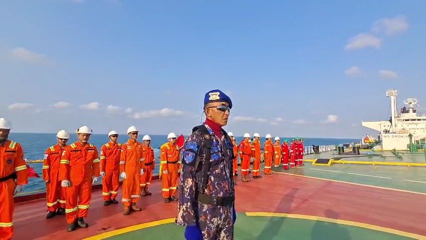 Satpolairud Polres Lamongan bersama Crew Pertamina EP dan ABK MT Succes Chelenger XXXVII menggelar upacara pengibaran Merah Putih di atas kapal, Senin (17/8/2026).
(Foto : Humas for Redaksi)