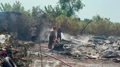 Petugas gabungan menangani kebakaran rumpun bambu di Tikung dan gudang kosong di Brondong, Senin (17/8/2026) (Foto: Redaksi)