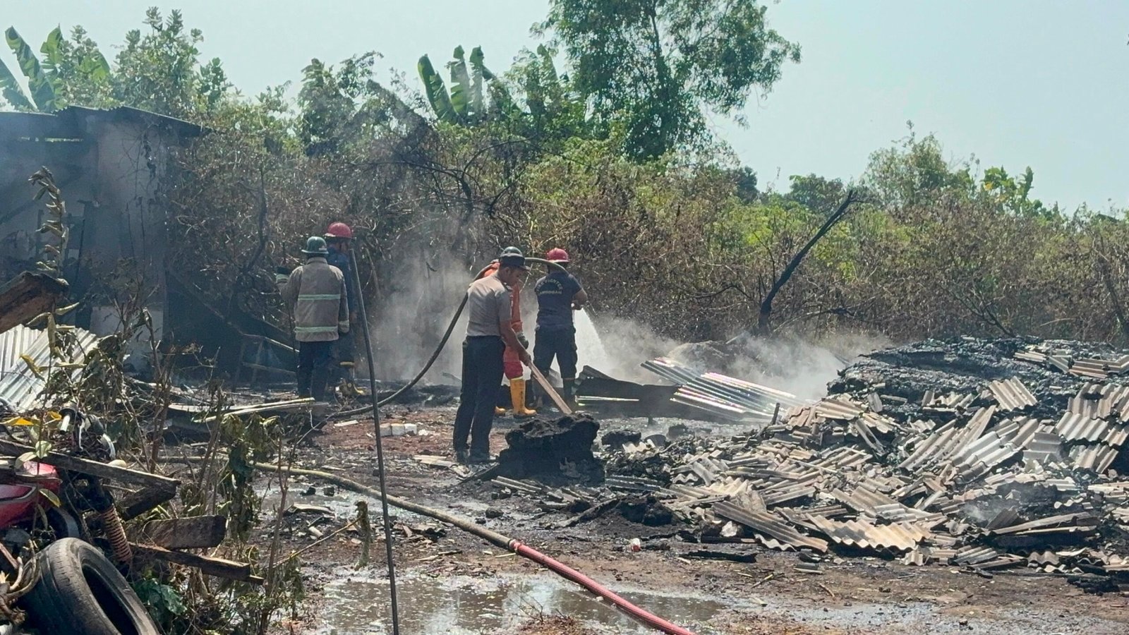 Petugas gabungan menangani kebakaran rumpun bambu di Tikung dan gudang kosong di Brondong, Senin (17/8/2026) (Foto: Redaksi)