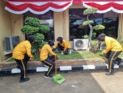 Sambut HUT Polwan ke-78, Polwan Lamongan Gotong Royong Bersih Mako