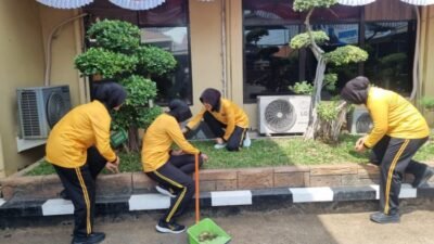 Sejumlah Polwan Polres Lamongan turun langsung membersihkan lingkungan Markas Komando (Mako) Polres Lamongan, Kamis (20/8/2026) (Foto: Humas Polres for Global Insight)