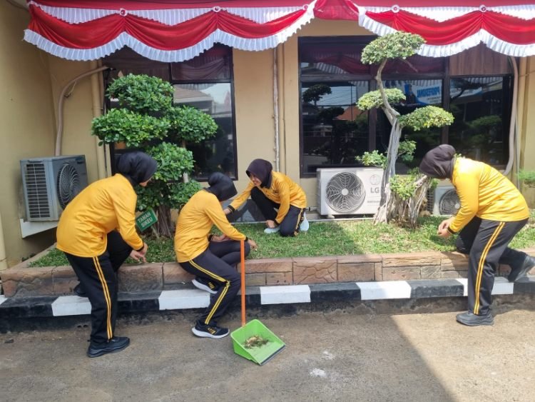 Sejumlah Polwan Polres Lamongan turun langsung membersihkan lingkungan Markas Komando (Mako) Polres Lamongan, Kamis (20/8/2026) (Foto: Humas Polres for Global Insight)
