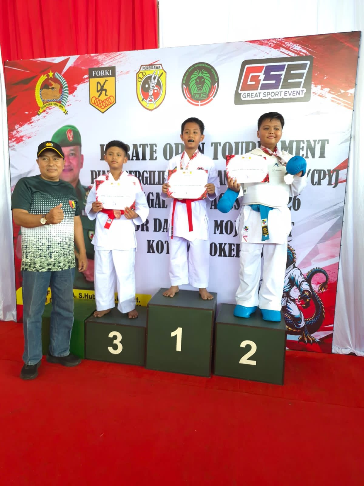 Tampil di Kejuaraan Karate Piala Danrem 082/CPYJ Cup 2026, para atlet berhasil membawa pulang 9 medali, terdiri dari 6 emas dan 3 perak
