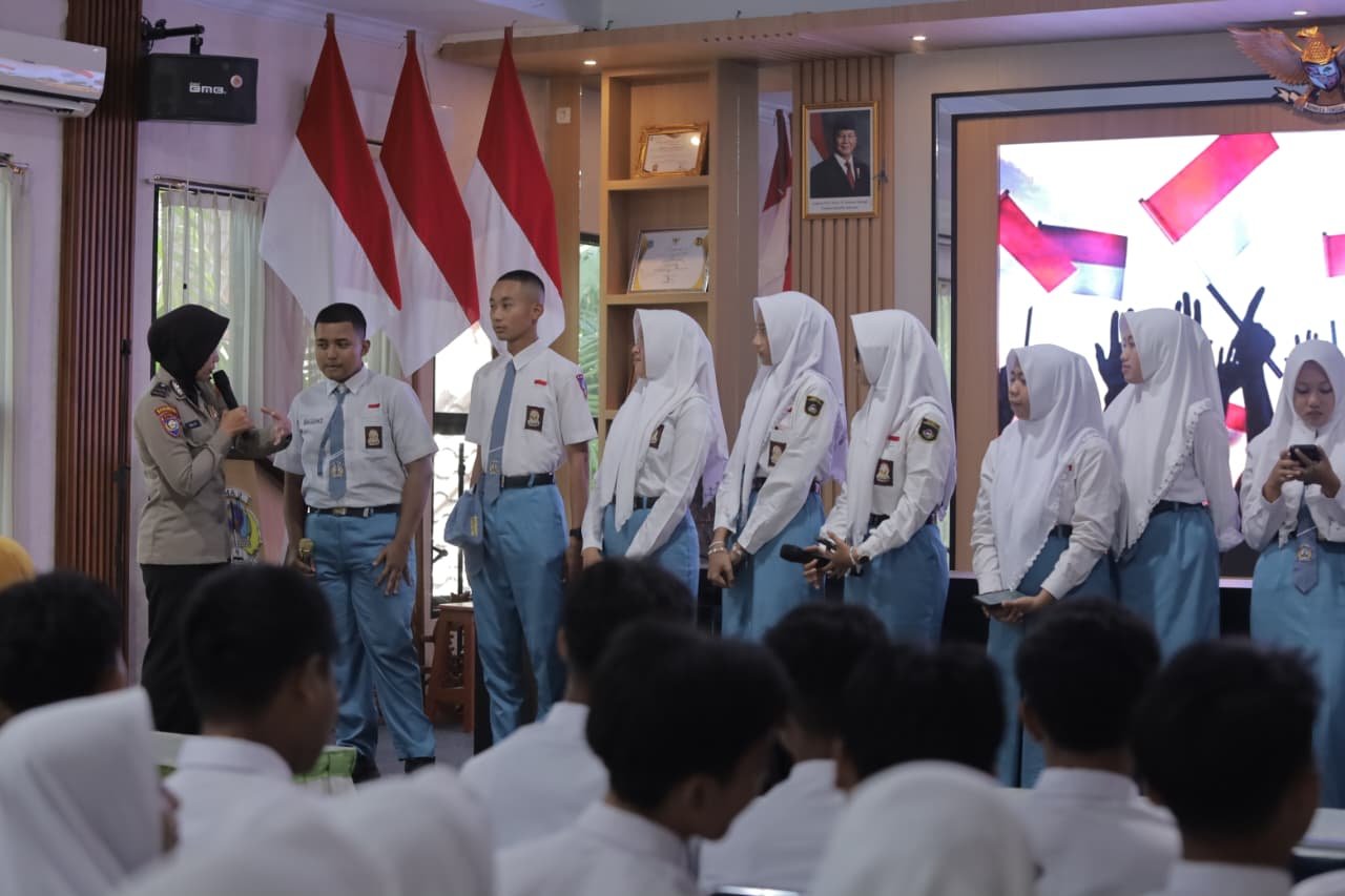 Polwan Polres Lamongan menggelar Polwan Goes to School di SMA Negeri 2 Lamongan, Senin (24/8/2026) (Foto : Humas Polres foto Global Insight)