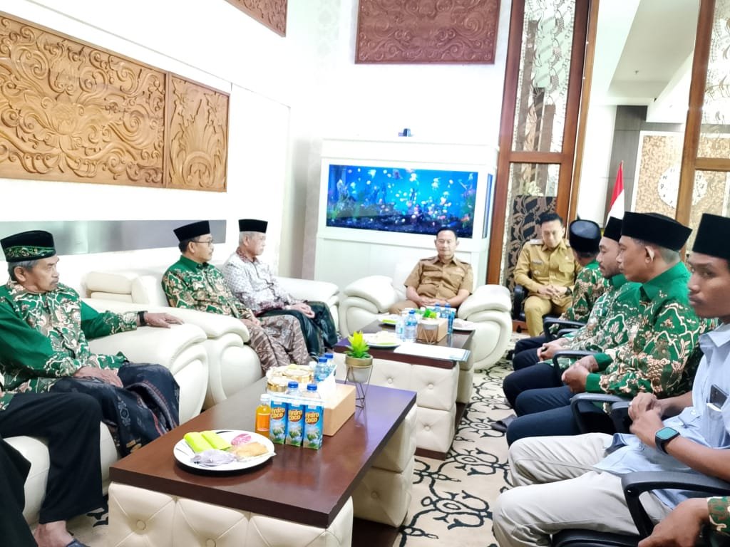 Bupati Lamongan Yuhronur Efendi menerima audiensi terkait penanganan Miras dan Narkoba (Foto: Prokopim Lamongan for Global Insight)